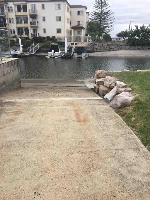 Broadwater Canal Frontage-Runaway Bay-Boat Ramp Gold Coast Exterior foto